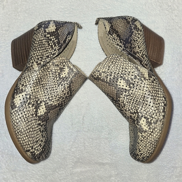 Baretraps Women's Snake Skin Print Ankle Booties - Gold Size 6 1/2 Classic - Picture 9 of 10